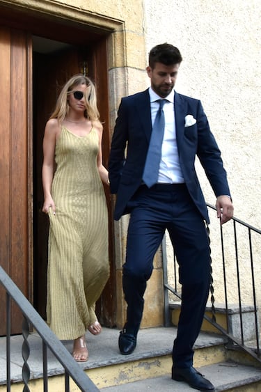 El vestido de Clara Ch¨ªa en la boda del hermano de Piqu¨¦ firmado por Victoria Beckham