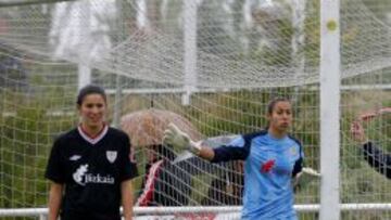 Ainhoa Tirapu, guardameta del Athletic, en un partido de Liga en Vallecas. 