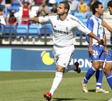 El delantero español, nacido en Gandía, se formó en las categorías inferiores del Real Madrid donde destacó como gran goleador. Además del club inglés, el delantero ha pasado por equipos como Osasuna, Getafe, Valencia, Villarreal, Fenerbahçe o Granada.