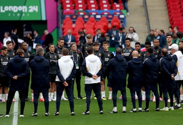 Ancelotti da la charla al equipo, sobre el césped de Wembley.