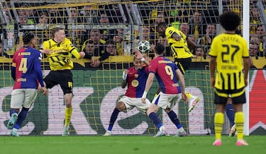 Tras el remate de Serhou Guirassy, Raphinha, desde dentro de la portería, tocó el balón con el brazo, acción temeraria del capitán del Barcelona.