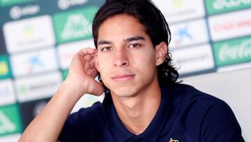 Diego Lainez fue presentado en el Estadio Benito Villamarín con el Betis. Al evento acudieron algunos aficionados, quienes convivieron con el refuerzo.