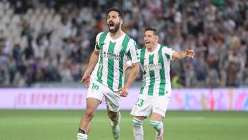 Alves celebra su gol