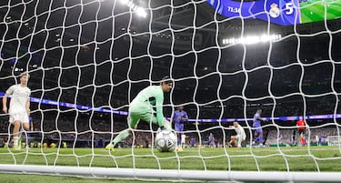 5-1. Error grave en la salida del balón de Dani Ceballos dentro de su área. Jordan Teze aprovecha el regalo para disparar seco y raso para batir a Thibaut Courtois.