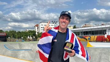 El skater británico Andy Macdonald celebra su clasificación para los Juegos Olímpicos de París 2024.