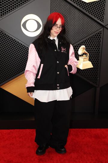 Billie Eilish posa en la alfombra roja de los Grammys 2024 celebrados en el Crypto.com Arena situado en la ciudad de Los Ángeles, en California.