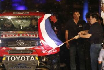 El presidente paraguayo, Horacio Cartes, da el banderazo al piloto sudafricano Giniel De Villiers, durante la salida del Rally Dakar 2017 en la ciudad de Asunción.