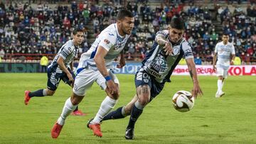 Jugadores de Cruz Azul y Pachuca pelean por un bal&oacute;n .