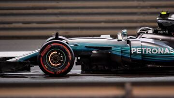 Valtteri Bottas con el Mercedes en Abu Dhabi.