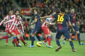 Jornada 16 / BARCELONA - ATLÉTICO DE MADRID.  Sergio Busquets dispara a portería ante la mirada de puyol y los jugadores del Atlético de Madrid.