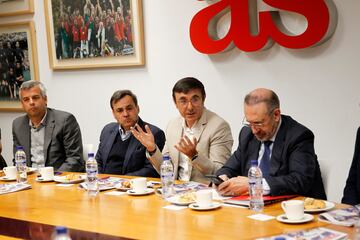 José Hidalgo, en un momento de la reunión. A su derecha, Alberto Jofre y Luis Leardy. A su izquierda, Vicente Martínez (Tiro con Arco).