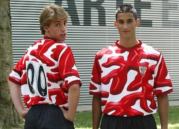 El cachondeo se recuerda an en Bilbao. Toda Europa se mof de estas camisetas dise?adas por el artista Daro Urzay y que tanto aficionados como periodistas enseguida vieron como algo fuera de tono para un equipo de la solera del Athletic. Solo se usaron 