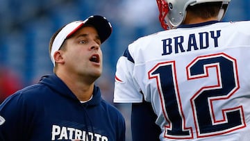 Josh McDaniels, coordinador ofensivo de los New England Patriots, habla con su quarterback, Tom Brady.