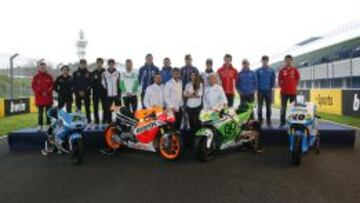 VOLCADOS. Mela Chércoles, Nico Abad, Melissa Jiménez y Nieto, con 14 pilotos del Mundial en Jérez.