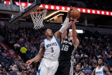 Kris Dunn tapona a Pau Gasol en la victoria de San Antonio Spurs ante los Minnesota Timberwolves 100-93.