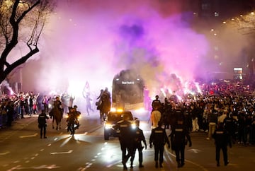 Cientos de seguidores recibieron al autobs de los jugadores del Real Madrid a su llegada al Benabu. El ambiete fue el de las grandes noches.