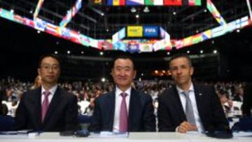 EN ZÚRICH. Phillipe Blatter (dcha.) estuvo en el Congreso de la FIFA junto a Wang Jianlin (centro).
