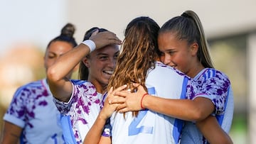 Martina, Medina y Silvia Lloris celebran uno de los goles de la Selección española Sub-19.