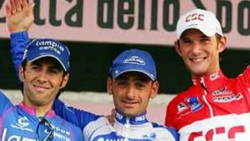 <B>EN EL PODIO. </B>Simoni quiere volver a lo más alto con el Saunier Duval.