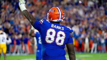 Caleb Banks (Florida) exhibe la agilidad y el movimiento de pies de un basquetbolista en un cuerpo de 1,98 m y 152 kg.
