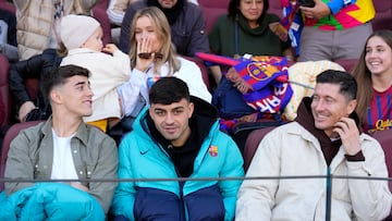 BARCELONA, 05/03/2023.- (izda a dcha) Los jugadores del Barcelona Gavi, Pedri y Robert Lewandowski en la grada durante el partido de LaLiga entre Barcelona y Valencia, este domingo en el Camp Nou. EFE/ Alejandro Garcia
