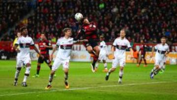 Chicharito batalló contra el Bayern Múnich.