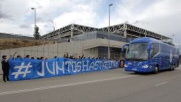 “juntos hasta el final”. Cerca de un centenar de seguidores respondieron ayer al llamamiento de la peña Juvenil y despidieron con ánimos y una gran pancarta al Espanyol en su salida en autocar a Valencia.