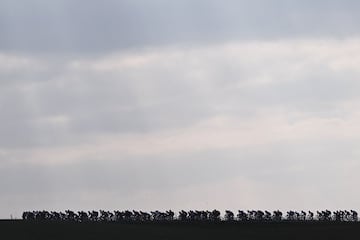 El pelotón durante Strade Bianche, clásica celebrada en Italia que se caracteriza por sus duros tramos de 'sterrato'.