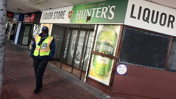 A security guard stands outside a liquor store closed under the coronavirus disease (COVID-19) lockdown regulations that prohibit alcohol sales in Cape Town, South Africa, August 13, 2020. Picture taken August 13, 2020. REUTERS/Mike Hutchings