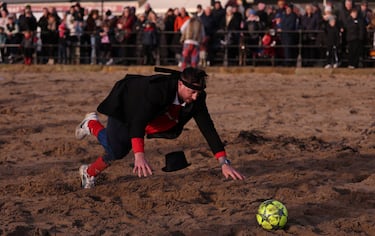 En la playa de Scarborough, Inglaterra, se ha jugado un Boxing Day diferente, a falta de partidos de la Premier League (solo se jugó el Manchester United-Newcastle). Bomberos y pescadores de la zona jugaron un divertido partido en playa ataviados con accesorios navideños para celebrar uno de los días más especiales de fútbol inglés.