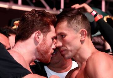 Canelo pone su frente contra la de Golovkin en el pesaje previo a su pelea.