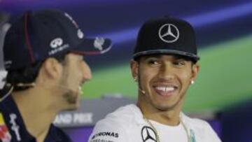 Hamilton bromeando con Ricciardo en la rueda de prensa de Austin.