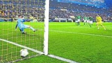 <b>POBRE RESULTADO. </b>Rossi igualó de penalti el gol inicial de Karagounis en el único tanto de un Submarino que hizo méritos para marcar algún gol más.