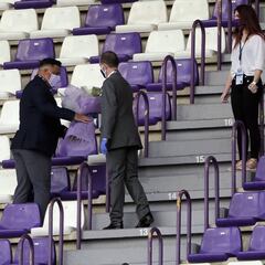 Recuerdo para los fallecidos en un estadio vacío