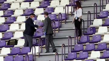 VALLADOLID.. 17/06/20. FUTBOL, PARTIDO DE LIGA SANTANDER TEMPORADA 2019/2020 ENTRE EL REAL VALLADOLID Y EL CELTA DE VIGO. RONALDO DEJA UN RAMO DE FLORES EN RECUERDO A LOS AFICIOANDOS FALLECIDOS