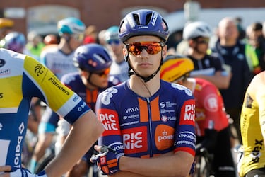 Los nuevos maillots del ciclismo para 2026: Movistar e Ineos de blanco...