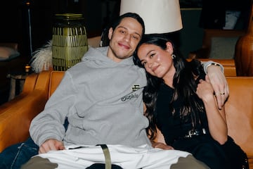 Pete Davidson y Chase Sui Wonders comenzaron a salir a finales de 2022, despu¨¦s de conocerse en el set de la pel¨ªcula 'Muerte, muerte, muerte' en 2021.
Su relaci¨®n se hizo p¨²blica cuando fueron vistos juntos en un partido de hockey, y m¨¢s tarde confirmaron su romance con un viaje a Haw¨¢i. En febrero de 2023, Pete conoci¨® a la familia de Chase, lo que indicaba que la relaci¨®n se estaba volviendo m¨¢s seria.
Sin embargo, en agosto de 2023, se confirm¨® que hab¨ªan terminado. Seg¨²n fuentes cercanas, la ruptura fue amistosa y Pete estaba "soltero nuevamente".