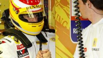 Fernando Alonso recibe la felicitación de un miembro del equipo Renault tras la carrera de Suzuka