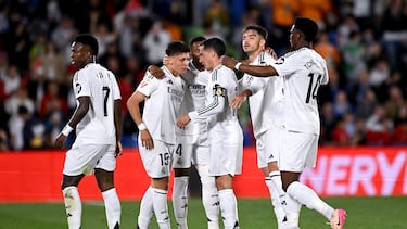 0-1. Arda Güler celebra el primer tanto con sus compañeros de equipo.