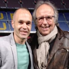 Serrat dedica a Iniesta una de sus canciones y le "perdona" por casi dejarle mudo