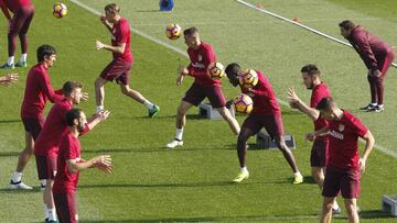 Los jugadores del Atl&eacute;tico durante el entrenamiento. 