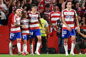 Bryan festejando su segundo gol al Barcelona. De ahñi fue a la Selección.
