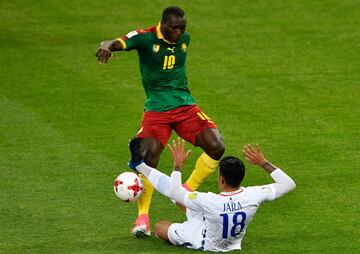 Chile's defender Gonzalo Jara challenges Cameroon's forward Vincent Aboubakar (back) during the 2017 Confederations Cup group B football match between Cameroon and Chile at the Spartak Stadium in Moscow on June 18, 2017. / AFP PHOTO / Alexander NEMENOV