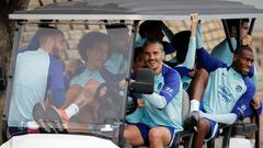Griezmann conduce un ‘buggy’ que transporta a Hermoso, Witsel y Kondogbia, entre otros, antes del entrenamiento del Atlético.