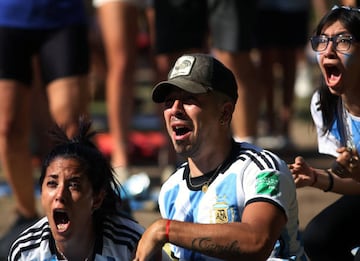 Aficionados argentinos celebran el primer gol de Argentina, obra de Messi de penalti.