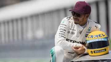 Hamilton con el casco de Senna.