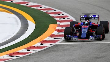 Daniil Kvyat con el Toro Rosso en Singapur.