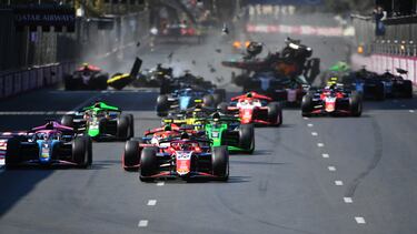 El monoplaza del piloto indio, Kush Maini, el cual salía desde la quinta posición, no pudo arrancar en la salida y se quedó parado en su posición. Algunos de los vehículos que venían detrás pudieron pasarle, pero otros no pudieron reaccionar y hasta tres coches impactaron con el Invicta. Mientras que Oliver Goethe y Rafael Villagómez chocaron fuertemente, Pepe Martí se llevó la imagen más escalofriante y salió volando por los aires.