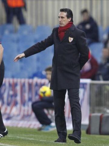 Emery da instrucciones a su equipo.