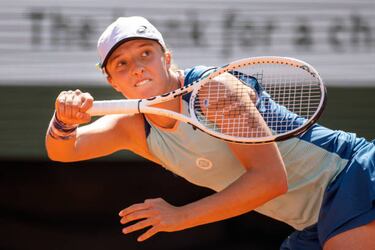 Swiatek soars into Roland Garros semis with 33rd straight win